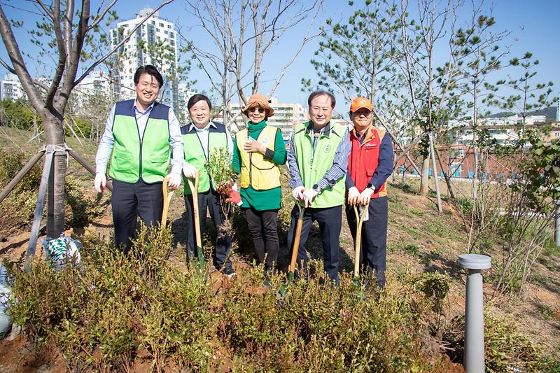 Young-1869.jpg 이미지