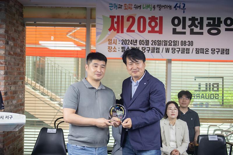 Young-1871.jpg 이미지