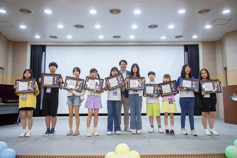 Young-2017.jpg 이미지