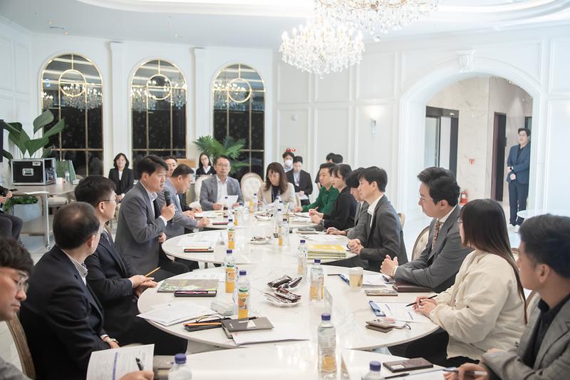 Young-8090.jpg 이미지