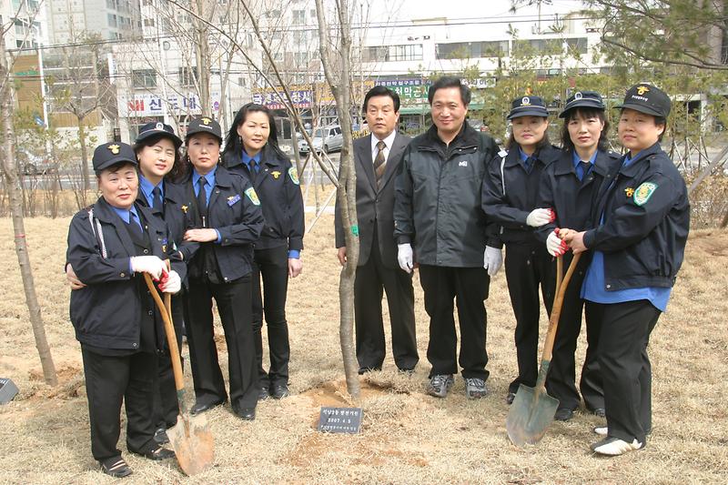 내나무갖기 기념식수.JPG 이미지