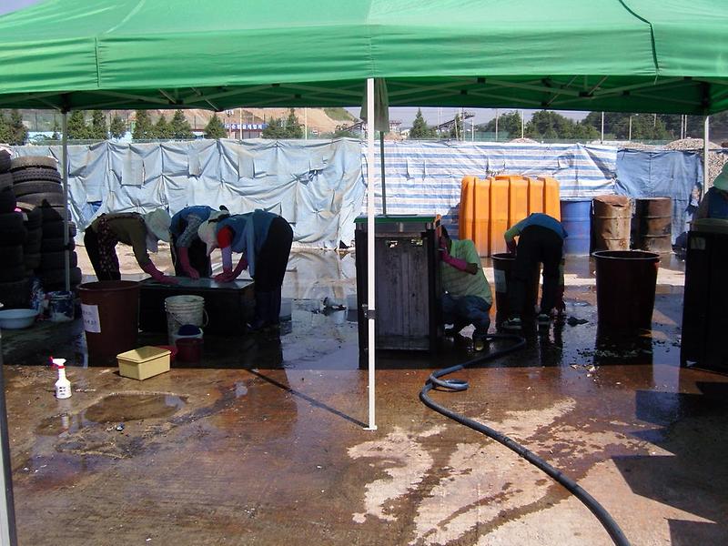 청소행정과(가로환경 휴지통 세척작업).JPG 이미지