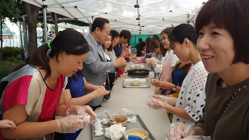 검암경서동_다문화가정_추석맞이_송편_빚기_행사_1.jpg 이미지