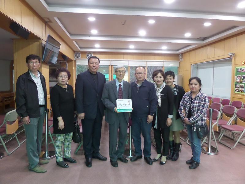 검단2동_지역사회보장협의체_희망나눔이웃_인증패_전달_1.jpg 이미지