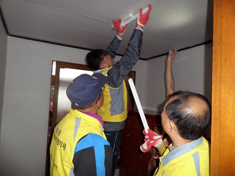 석남1동_지역사회보장협의체_주거환경개선사업_실시_3.jpg 이미지