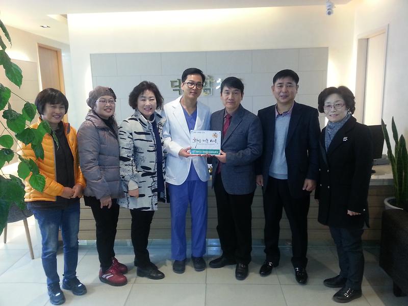 신현원창동_희망나눔이웃_인증패_전달_1.jpg 이미지