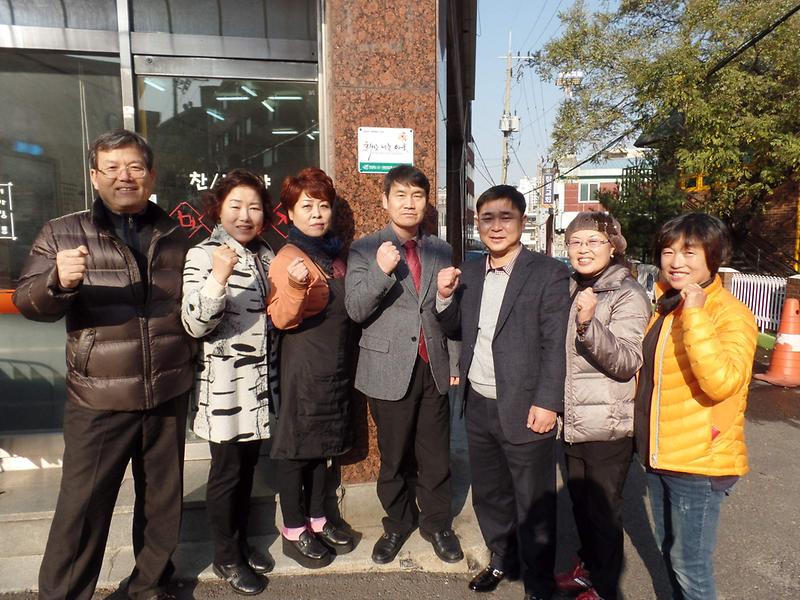 신현원창동_희망나눔이웃_인증패_전달_3.jpg 이미지