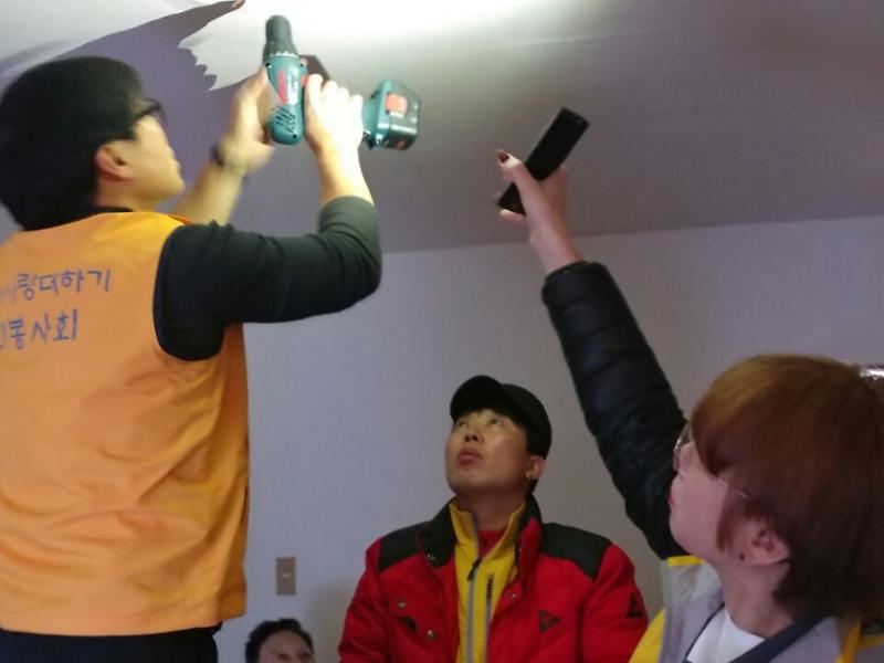 수와진의_사랑더하기_서구지회_저소득_독거노인에게_공기청정기_지원_1.jpg 이미지