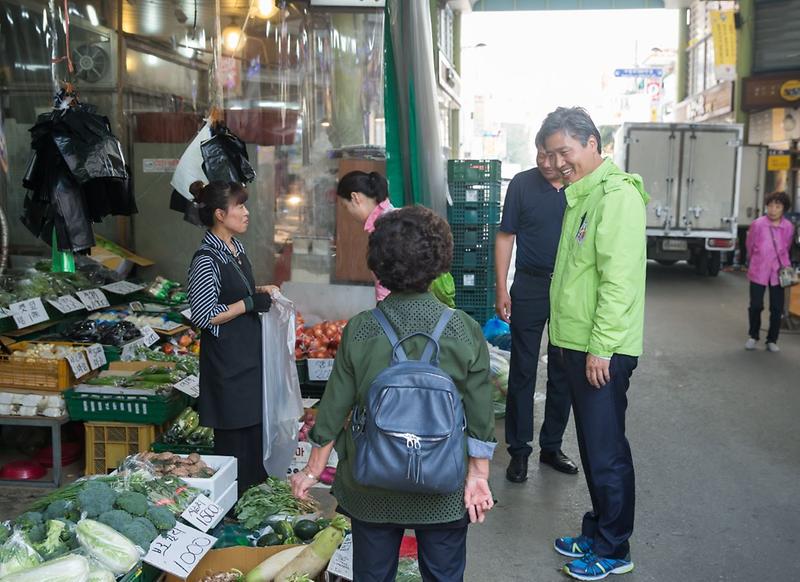 1_강범석_서구청장,_추석_명절맞이_전통시장_방문.jpg 이미지