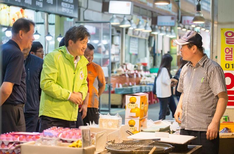 1_강범석_서구청장,_추석_명절맞이_전통시장_방문_(2).jpg 이미지