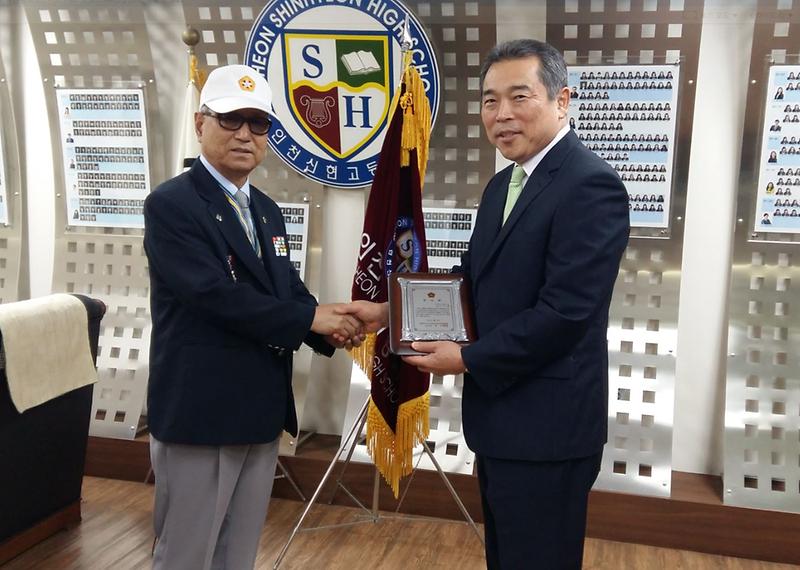 2_인천_신현고_이덕범_교장에_감사패_전달_(2).jpg 이미지