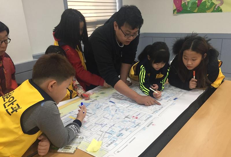 3_서구_도시재생현장지원센터,_「2017년_마을보안관」_실시.jpg 이미지