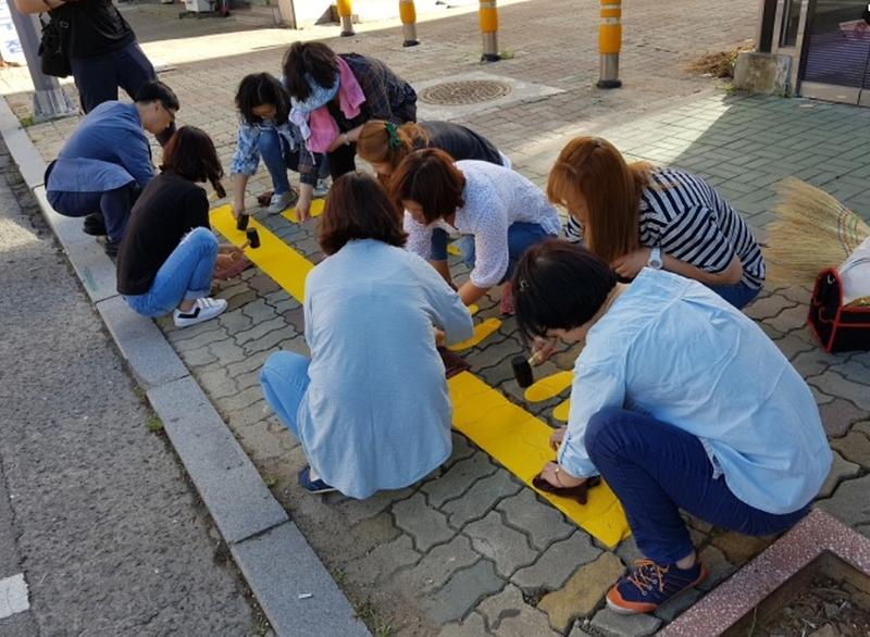 3_서구,_어린이_교통사고_예방을_위한_노란발자국_설치_(2).jpg 이미지