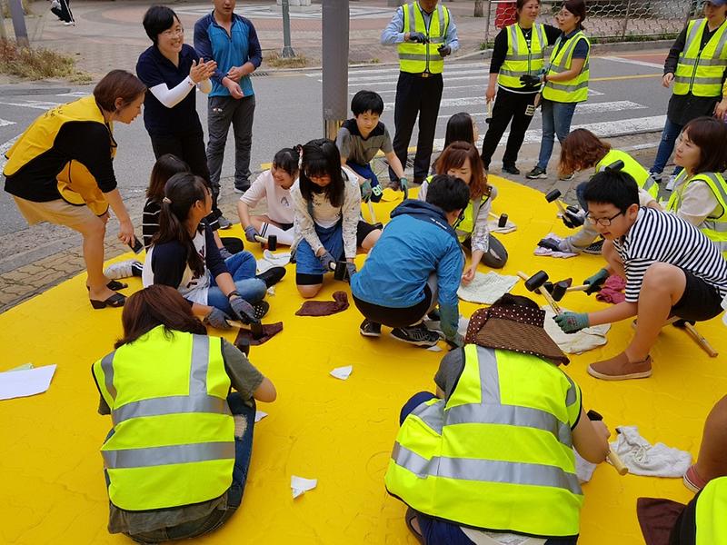 4_서구,_아동이_안전한_마을_조성_위해_초등학교에_옐로카펫_추가_설치_.jpg 이미지