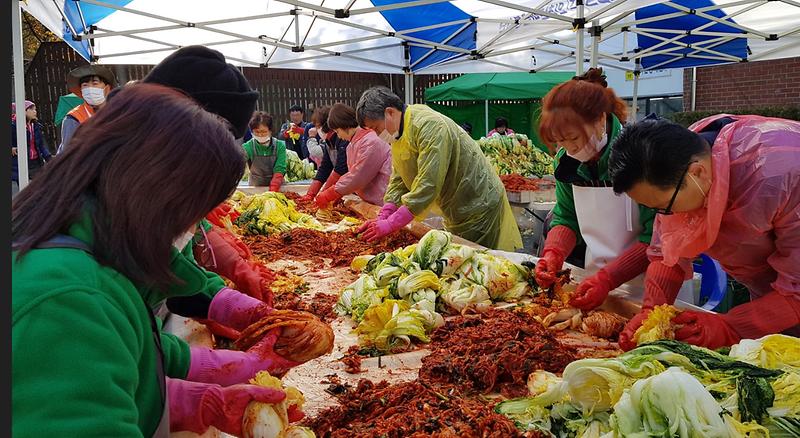 4_연희동,_불우이웃돕기_김장_담그기_행사_개최.jpg 이미지