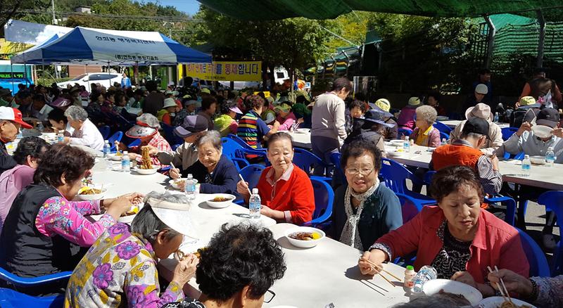 6_연희동_어르신_자장면_무료대접_행사.jpg 이미지