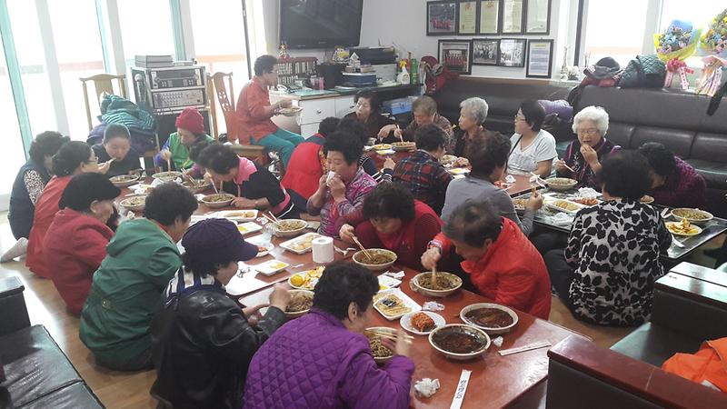 ㈜연우,_가좌2동_경로당_어르신께_“짜장면_나눔_봉사”.jpg 이미지