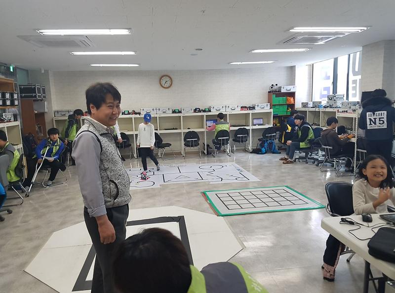 청라1동_관내_지능형로봇과학학원_저소득_아동에_재능기부_실시.jpg 이미지