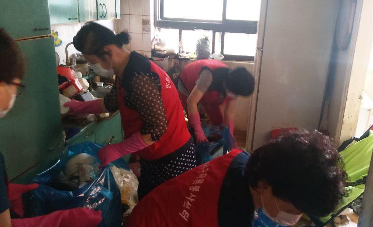 치매독거어르신_집안_대청소.jpg 이미지