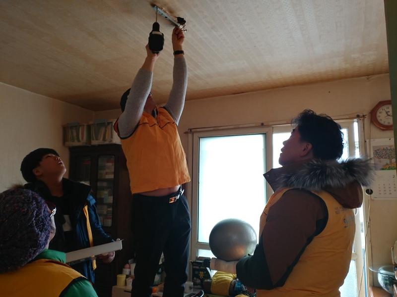 가정2동_취약계층_가정에_LED리모컨등과_공기청정기_설치.jpg 이미지