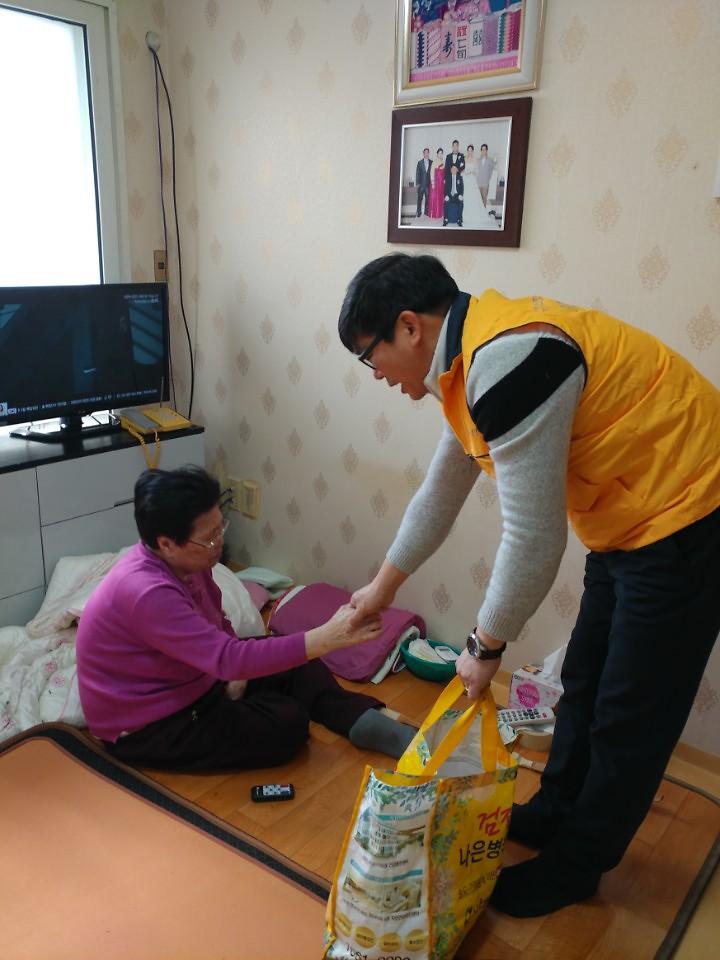 가정2동_취약계층_가정에_LED리모컨등과_공기청정기_설치_(2).jpg 이미지