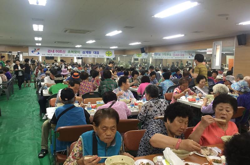 가좌1동_새마을부녀회_관내_어르신_초복맞이_삼계탕_대접.jpg 이미지