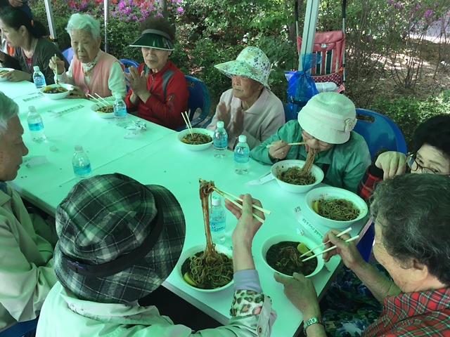 검암경서동,_‘어르신_자장면_한그릇행사’개최__(2).jpg 이미지