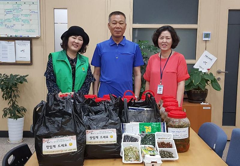 검단4동지역사회보장협의체,_홀몸어르신_밑반찬_지원으로_이웃사랑의_情을_나눠요~.jpg 이미지