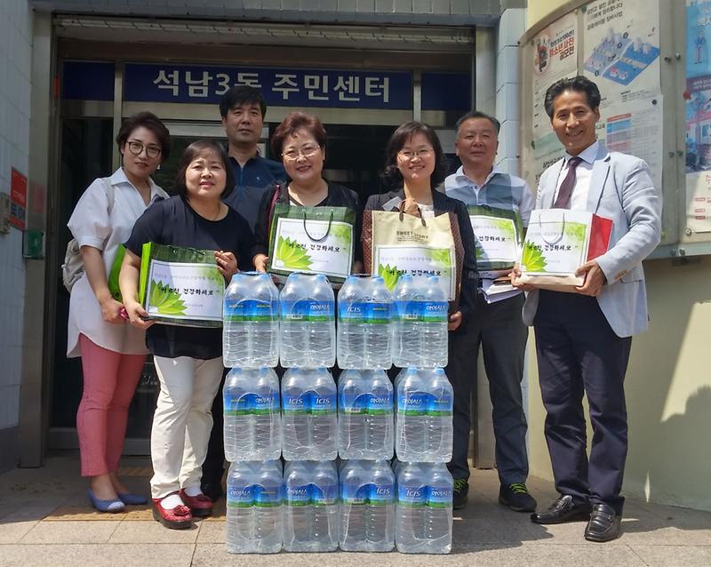 건강한_여름나기를_위한_독거어르신_생수_및_위생용품_지원사업_전개_(2).jpg 이미지