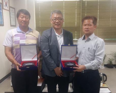 금곡축구회,_검단1동_저소득세대_월20만원_후원금_전달.jpg 이미지