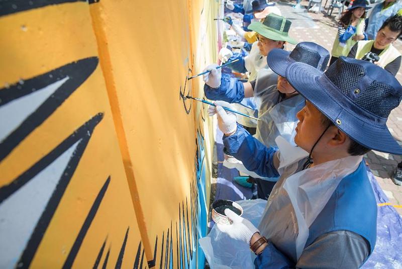 주민이_함께하는_‘포스코에너지_에너지드림_벽화그리기’봉사활동_실시_(3).jpg 이미지