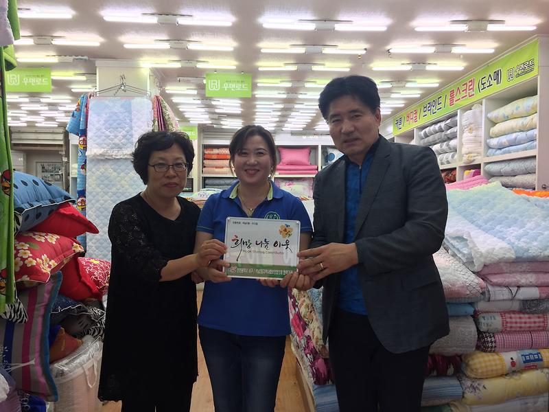 석남2동_지역사회보장협의체,_희망나눔이웃_인증패_전달.jpg 이미지