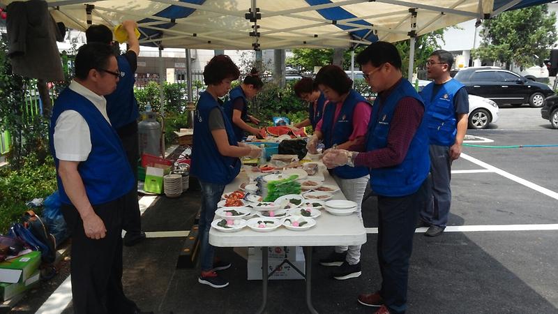 연희동_바르게살기운동위원회_보훈단체_가족과_함께_하는_국수봉사.jpg 이미지