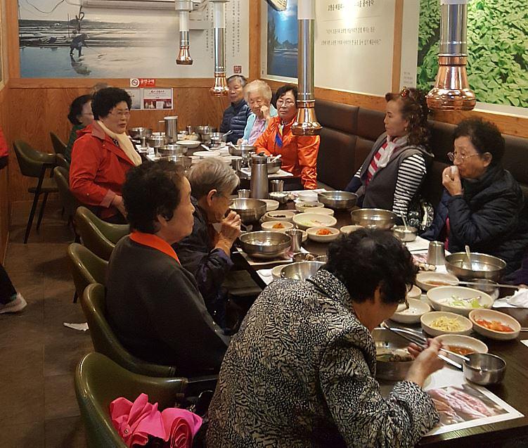 10서구_가정1동,_어르신들에게_영양갈비탕_대접.jpg 이미지