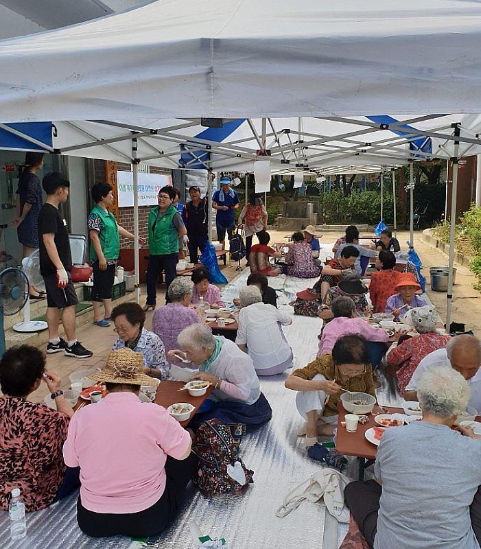 11서구_가정1동_부녀회,_복맞이_어르신_삼계탕_대접.jpg 이미지