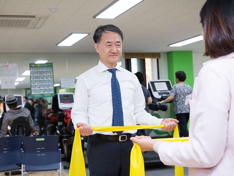 1박능후_보건복지부장관,_우수기관_서구_검단건강생활지원센터_방문_(2).jpg 이미지