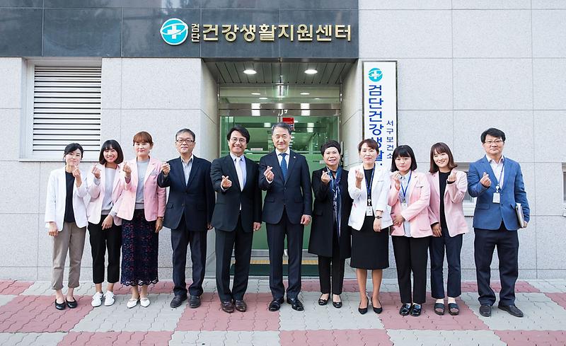 1박능후_보건복지부장관,_우수기관_서구_검단건강생활지원센터_방문_(3).jpg 이미지
