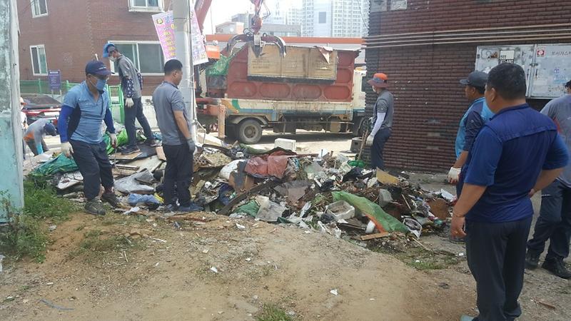 1클린_서구,_해묵은_무단방치_쓰레기_처리_(1).jpg 이미지