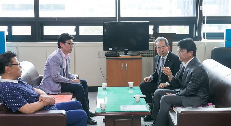 1이재현_서구청장,_기자실_방문_구정방향_등_직접_설명1.jpg 이미지