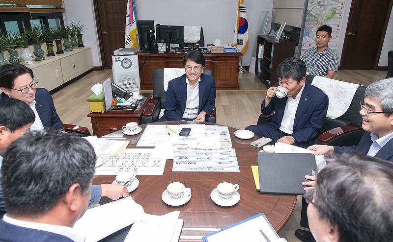 1이재현_서구청장,_한국토지주택공사와_상호협력_방안_논의2.jpg 이미지