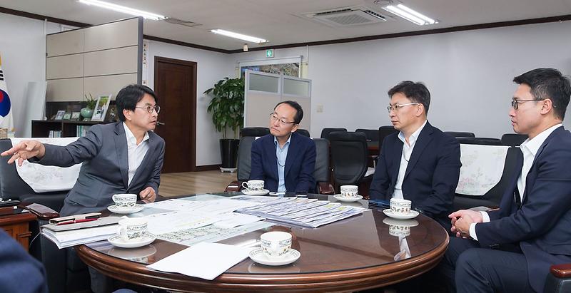 1이재현_서구청장,_미세먼지로부터_구민의_건강보호_나선다__이재현서구청장환경부와간담회사진(18.09.13).jpg 이미지