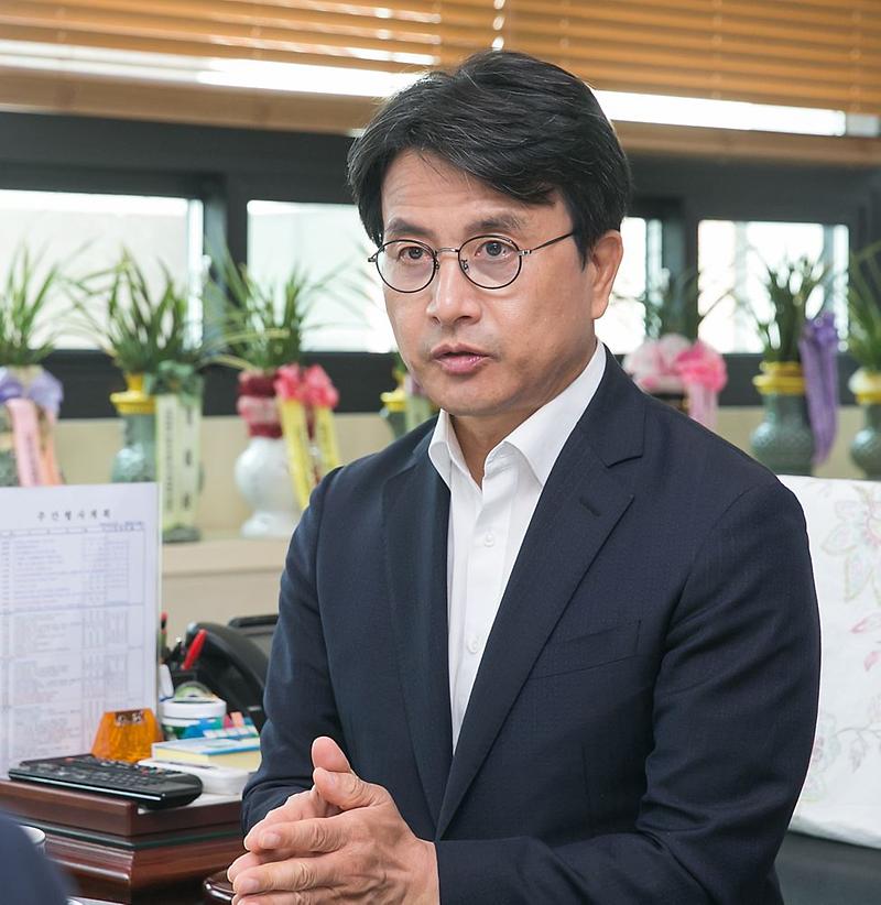 1서구,_2019년_클린․행복한․함께하는_예산_9,059억원_확정__이재현_서구청장_인터뷰_사진(좌응시).jpg 이미지