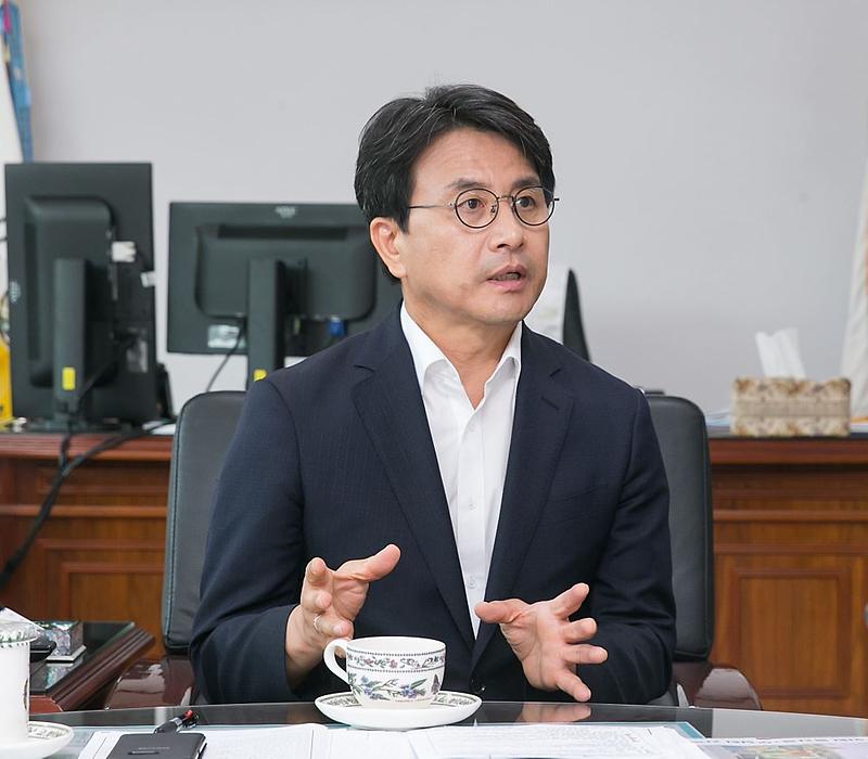 1서구,_2019년_클린․행복한․함께하는_예산_9,059억원_확정__이재현_서구청장_인터뷰_사진(우응시).jpg 이미지