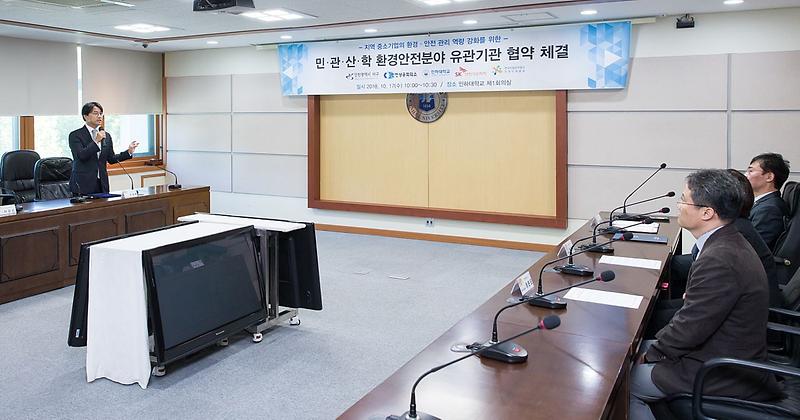 1서구,_‘환경ㆍ안전_교육_프로그램_공동개발’_업무협약_체결에서_프로그램_개발방향을_설명하는_이재현_서구청장.jpg 이미지