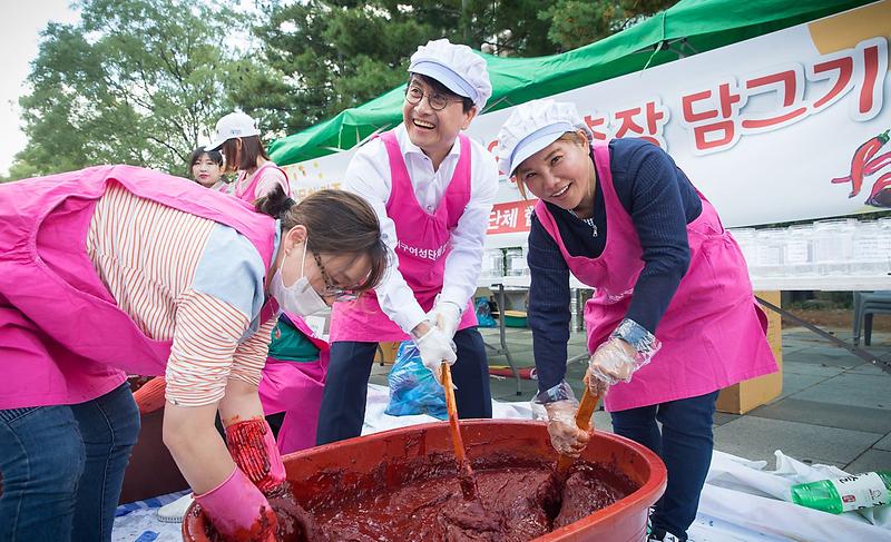 1서구,_다문화가족과_함께하는_사랑의_고추장_담그기_행사_(2).jpg 이미지