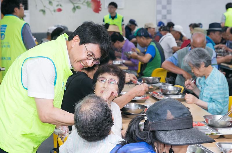 2하나금융그룹_그룹IT하나사랑봉사단,_어르신_삼계탕_대접_(2).jpg 이미지