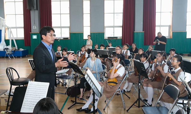 2이재현_서구청장_정서진_피크닉_클래식_서구_학생연합_오케스트라_연습장_방문_격려2.jpg 이미지