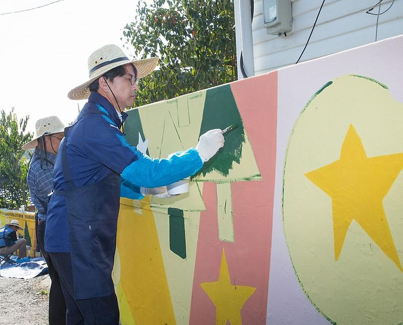 2서구,_‘석남동_절골마을_벽화_유지보수_작업’_봉사활동_(1).jpg 이미지