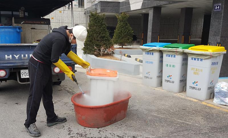2서구,_음식물류폐기물_공동배출용기_세척으로_주민들_큰_호응.jpg 이미지