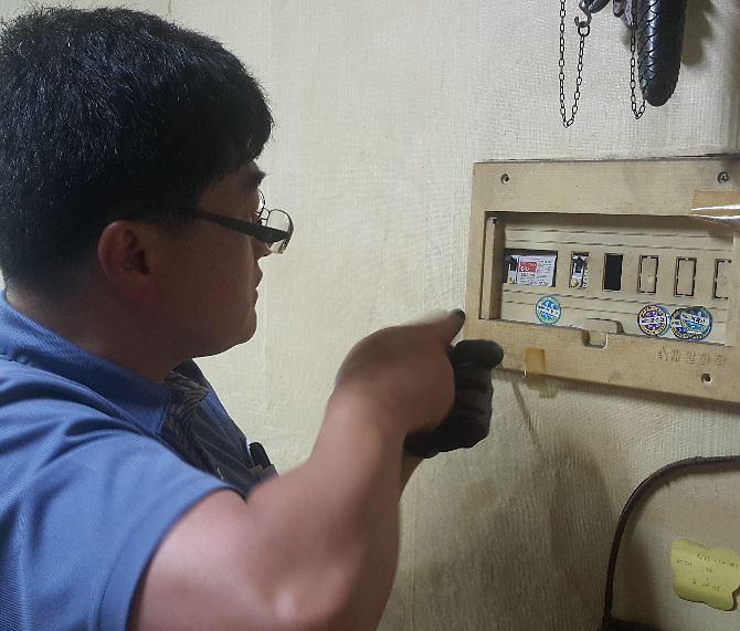 3한국전기안전공사_인천서부지사,_위기가정에_그린홈_서비스_실시.jpg 이미지